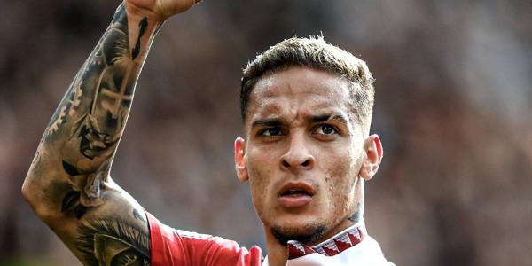 胳膊肘往外拐？曝安东尼配合贝蒂斯压价，曼联拒绝2000万欧元放人